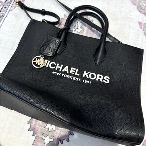 Michael kors bag. Only used few times.